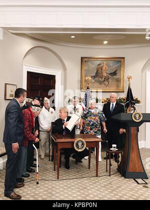 Le Président américain Donald Trump (centre) signe la Proclamation du Jour du Souvenir de Pearl Harbor dans la Maison Blanche Roosevelt Room le 7 décembre 2017 à Washington, DC. Banque D'Images