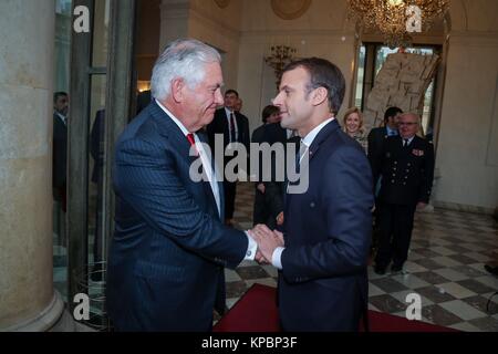 La secrétaire d'État des États-Unis, Rex Tillerson (à gauche) rencontre le président français Emmanuel Macron à l'Elysée le 8 décembre 2017 à Paris, France. Banque D'Images