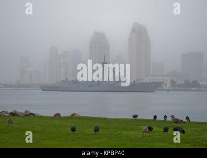 L'US Navy de la classe Oliver Hazard Perry frégate lance-missiles USS Vandegrift revient à la base navale de San Diego le 12 décembre 2014 à San Diego, Californie. Banque D'Images