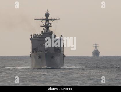 La Marine américaine de classe Harpers Ferry dock Chargement navire de transport amphibie USS Oak Hill (avant) cuit en formation avec la marine américaine de la classe Arleigh Burke destroyer lance-missiles USS McFaul 6 décembre 2017 dans l'océan Atlantique. Banque D'Images