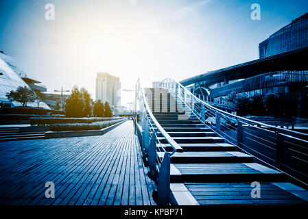 Escalier menant vers les bâtiments modernes dans ton bleu. Banque D'Images