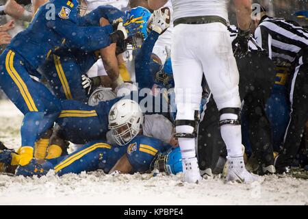 L'armée américaine et de la Marine les joueurs de football pile au-dessus de l'autre lors d'aborder au cours de l'US Army Military Academy de West Point Black Knights et les aspirants de marine U.S. Naval Academy jeu de football au Lincoln Financial Field le 9 décembre 2017 à Philadelphie, Pennsylvanie. Banque D'Images