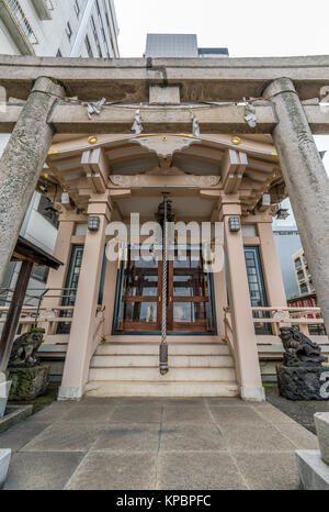 Suzu accroché au Honden des Kurumamachi Sanctuaire Shinto Inari Jinja. Consacre l'inari Okami. Situé dans le district de Takanawa, Minato-Ku, Tokyo, Japon Banque D'Images