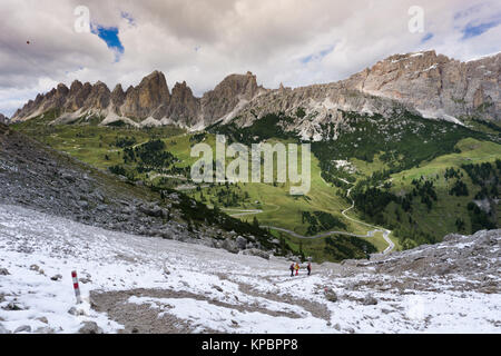 Un groupe de grimpeurs de la randonnée dans la vallée, près de Colfosco dans le Tyrol du Sud dans les Dolomites après l'ascension d'une Via Ferrata avec une vue fantastique Banque D'Images