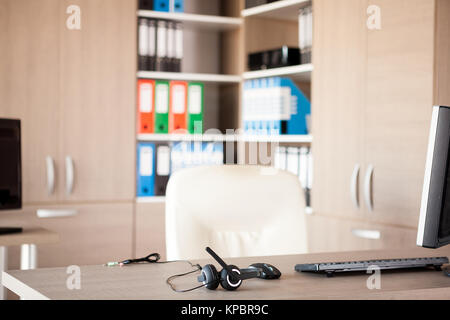 Close up d'un casque posé sur une table Banque D'Images