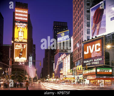 Historique 1992 NEON BILLBOARD SIGNS TIMES SQUARE MANHATTAN NEW YORK USA Banque D'Images