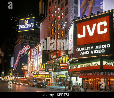 Historique 1992 NEON BILLBOARD SIGNS TIMES SQUARE MANHATTAN NEW YORK USA Banque D'Images