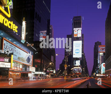 Historique 1992 NEON BILLBOARD SIGNS TIMES SQUARE MANHATTAN NEW YORK USA Banque D'Images