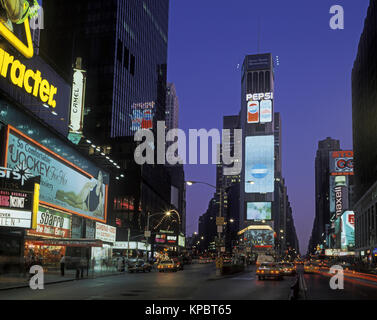 Historique 1992 NEON BILLBOARD SIGNS TIMES SQUARE MANHATTAN NEW YORK USA Banque D'Images