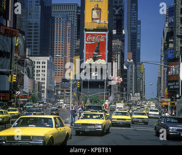 Les taxis jaune HISTORIQUE 1992 TIMES SQUARE MANHATTAN NEW YORK USA Banque D'Images