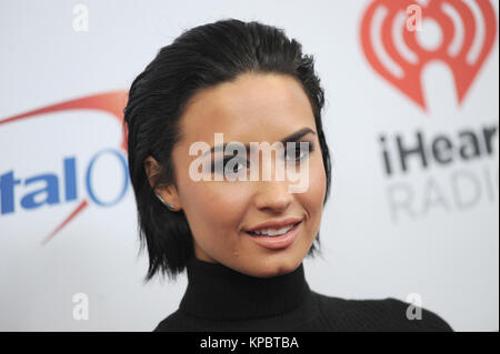 NEW YORK, NY - 11 DÉCEMBRE : Demi Lovato assiste à Z100's Jingle Ball 2015 iHeartRadio arrivants au Madison Square Garden le 11 décembre 2015 dans la ville de New York. People : Demi Lovato Banque D'Images