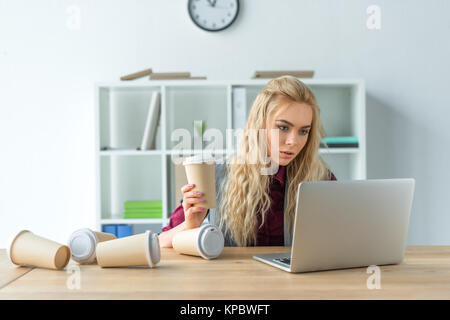 Fatigué de businesswoman drinking coffee Banque D'Images