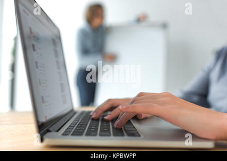 Businesswoman working at laptop Banque D'Images