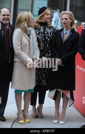 NEW YORK, NY - 23 mars : Elisabeth Moss, Matthew Weiner, John Slattery, January Jones Christina Hendricks et Jon Hamm 'Mad Men' assister à l'installation de l'art au moment de dévoilement & Life Building le 23 mars 2015 dans la ville de New York. People : Elisabeth Moss, Christina Hendricks, January Jones Banque D'Images