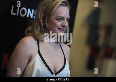 NEW YORK, NY - 22 mars : Elisabeth Moss assiste à la "Hommes" New York projection spéciale au Musée d'Art Moderne le 22 mars 2015 dans la ville de New York. People : Elisabeth Moss Banque D'Images