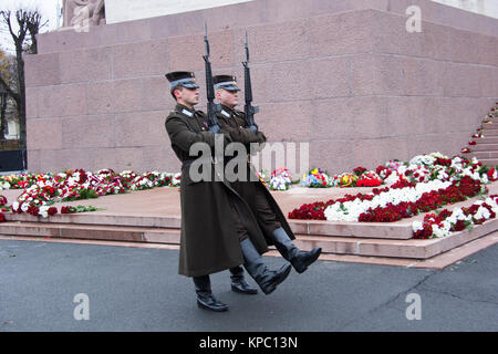 19 octobre 2017:Protections sur le Monument de la liberté à la place de l'indépendance à Riga le Boulevard Brivibas. En l'honneur de ceux qui sont morts pour l'independe Banque D'Images