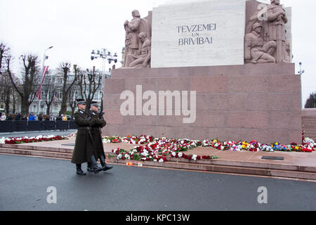 19 octobre 2017:Protections sur le Monument de la liberté à la place de l'indépendance à Riga le Boulevard Brivibas. En l'honneur de ceux qui sont morts pour l'independe Banque D'Images