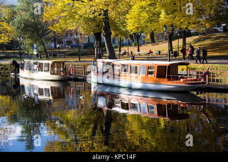 Bateaux touristiques Autumn Park dans le centre de Riga, Lettonie canal qui traverse le parc Bastion automne fond avec des feuilles colorées (Bastejkalns) Banque D'Images