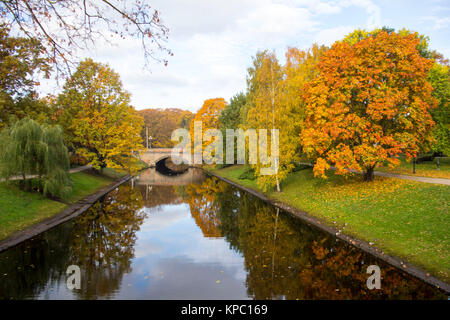 Canal de Riga à l'automne qui s'écoule à travers la colline Bastion (Parc Bastejkalns). La Lettonie Banque D'Images