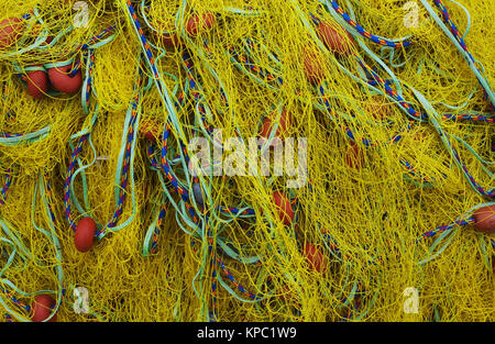 Filet de pêche jaune vif dans un port grec Banque D'Images