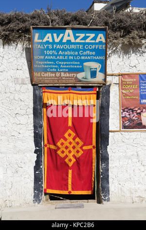 Entrée d'un coffee shop à Lo Manthang, Upper Mustang région, le Népal. Banque D'Images