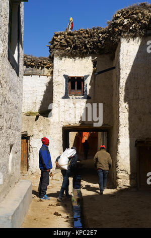 La population locale dans une ruelle de Lo Manthang, Upper Mustang région, le Népal. Banque D'Images