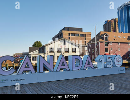 Canada 150 signer pour célébrer le 150e anniversaire du Canada, de loisirs Harborwalk Halifax, Halifax, Nova Scotia, Canada Banque D'Images