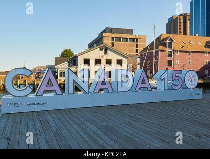 Canada 150 signer pour célébrer le 150e anniversaire du Canada, de loisirs Harborwalk Halifax, Halifax, Nova Scotia, Canada Banque D'Images