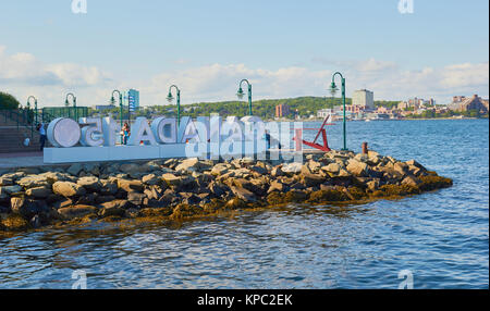 Canada 150 signer pour célébrer le 150e anniversaire du Canada, de loisirs Harborwalk Halifax, Halifax, Nova Scotia, Canada Banque D'Images