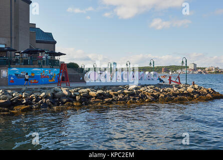 Canada 150 signer pour célébrer le 150e anniversaire du Canada, de loisirs Harborwalk Halifax, Halifax, Nova Scotia, Canada Banque D'Images