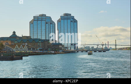 Vue du front de mer d'Halifax en direction de l'Angus L Pont Macdonald, Halifax, Nouvelle-Écosse, Canada Banque D'Images