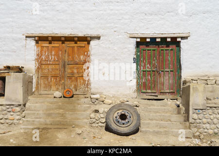 Façade d'un immeuble à Lo Manthang, Upper Mustang région, le Népal. Banque D'Images