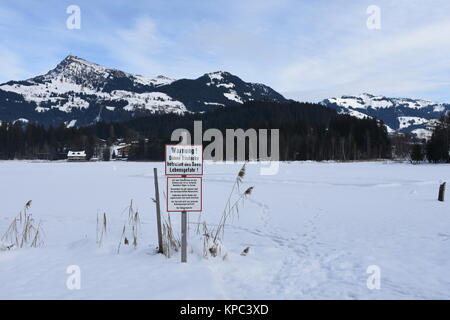 Â kitzbÃ¼hel,Lac noir, lac,hiver,signer,signe d'interdiction,attention,fermé Banque D'Images