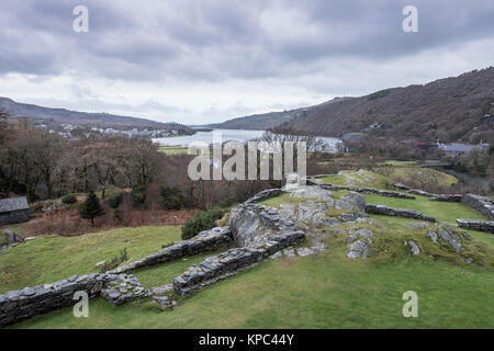 La vue depuis le château de Dolbadarn Llyn Padarn,plus de lac, situé à la base de Llanberis Pass, Gwynedd, Parc National de Snowdonia, le Nord du Pays de Galles.