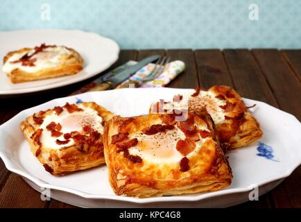 Pâte feuilletée - petit déjeuner œufs, bacon et fromage Banque D'Images