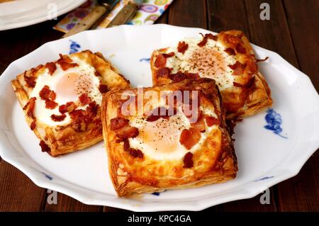 Pâte feuilletée - petit déjeuner œufs, bacon et fromage Banque D'Images