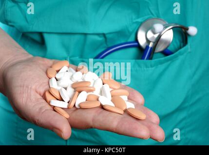 Nurse holding prescription medicine Banque D'Images