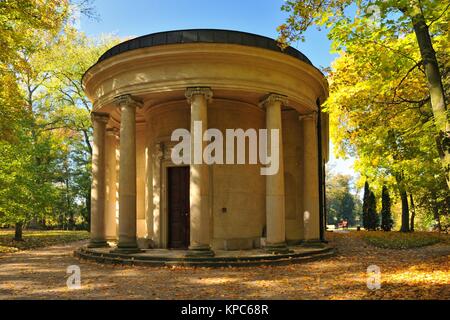 Temple de Diane. Jardin anglais Park créé par Helena Radziwiłł en 1779 dans la voïvodie de Lodz, village Arkadia, en Pologne. Banque D'Images