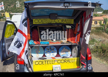 Voyageur de commerce avec vente de couteaux botte offre voiture sans col et faite de coraux rouges, Castelsardo, Sardaigne, île, Italie, mer Méditerranée Banque D'Images