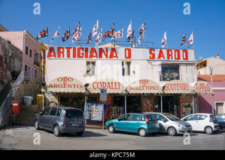 Fahnen Sardische auf dem Dach von einem Souvenirshop à Castelsardo, Sardaigne, Italie, Sardaigne, Mittelmeer Europa | Les drapeaux sur le toit d'un souveni Banque D'Images