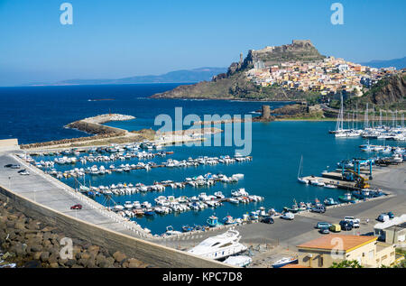 Vue sur port et Castelsardo, Sardaigne, Italie, Méditerranée, Europe Banque D'Images