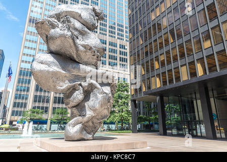 NEW YORK CITY - 10 juin : Vue de l'installation du nouveau Urs Fischer "Big Clay # 4" à la Seagram Building de Manhattan, le 10 juin 2015 à New York. Banque D'Images