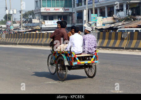 Une batterie terme rickshaw sillonnent l'autoroute près de Dhaka-Aricha Amin Bazar à Dhaka Banque D'Images