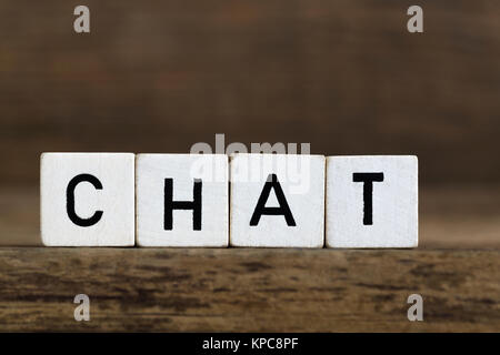 Le mot chat écrit en cubes on a wooden background Banque D'Images