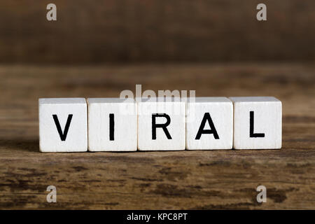 Le mot écrit virale en cubes sur un fond de bois Banque D'Images