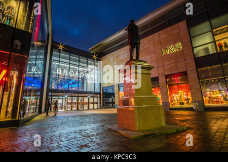 La statue de William Forster à l'extérieur de la nouveau Broadway Shopping Centre à Bradford, West Yorkshire, Angleterre. Banque D'Images