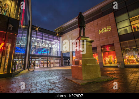 La statue de William Forster à l'extérieur de la nouveau Broadway Shopping Centre à Bradford, West Yorkshire, Angleterre. Banque D'Images