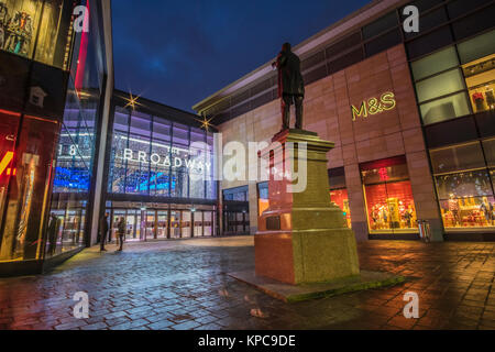 La statue de William Forster à l'extérieur de la nouveau Broadway Shopping Centre à Bradford, West Yorkshire, Angleterre. Banque D'Images