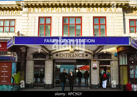 Entrée de la station de Farringdon réaménagé sur la Metropolitan Line du métro de Londres Banque D'Images