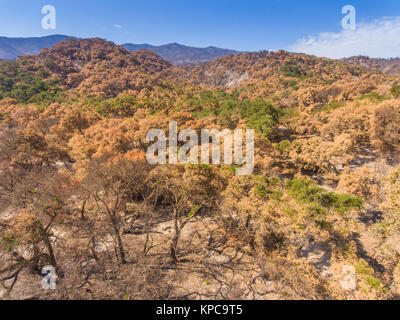 Vue aérienne de la suite de l'incendie près du lac Cachuma Whittier dans la vallée de Santa Ynez, en Californie Banque D'Images